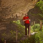 Ein Mann auf dem Weg unter einem Felsen!