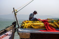 ein Mann auf seinem Boot