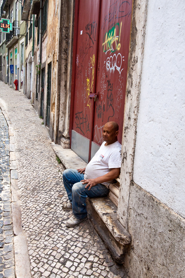 Ein Mann in Lissabon