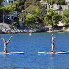 EIN(!) Mann macht Yoga auf dem Paddelboard