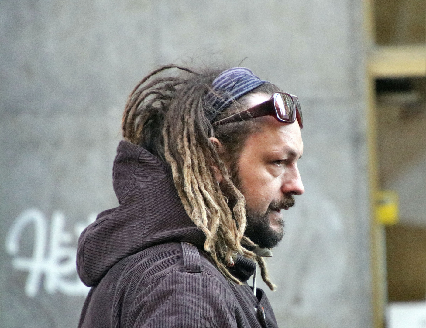 Ein Mann mit den Dreadlocks.