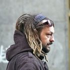 Ein Mann mit den Dreadlocks.