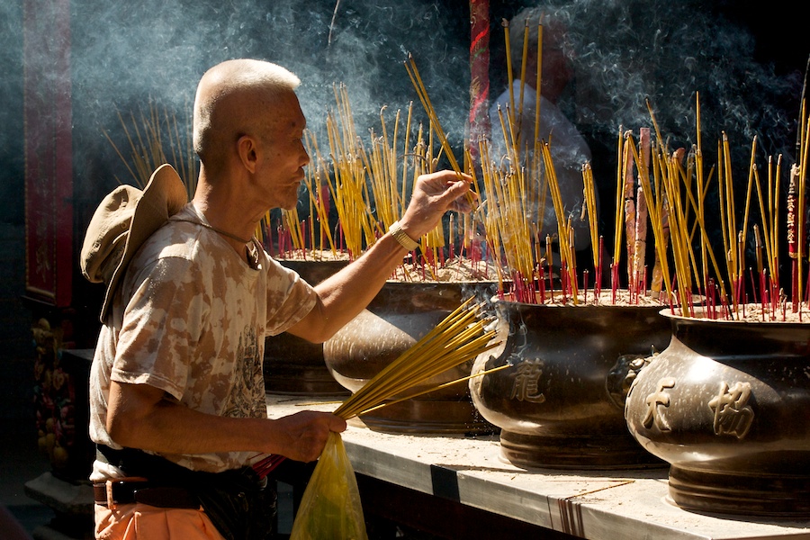 Ein Mann opfert in der Thien-Hau-Pagode