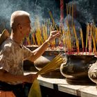 Ein Mann opfert in der Thien-Hau-Pagode