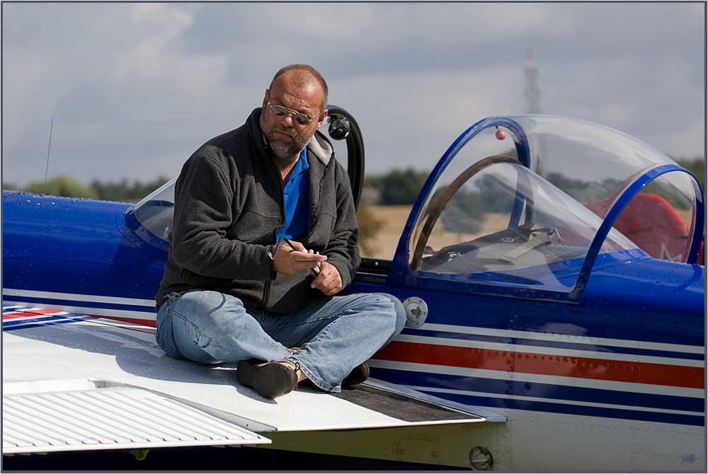 Ein Mann und sein Flugzeug