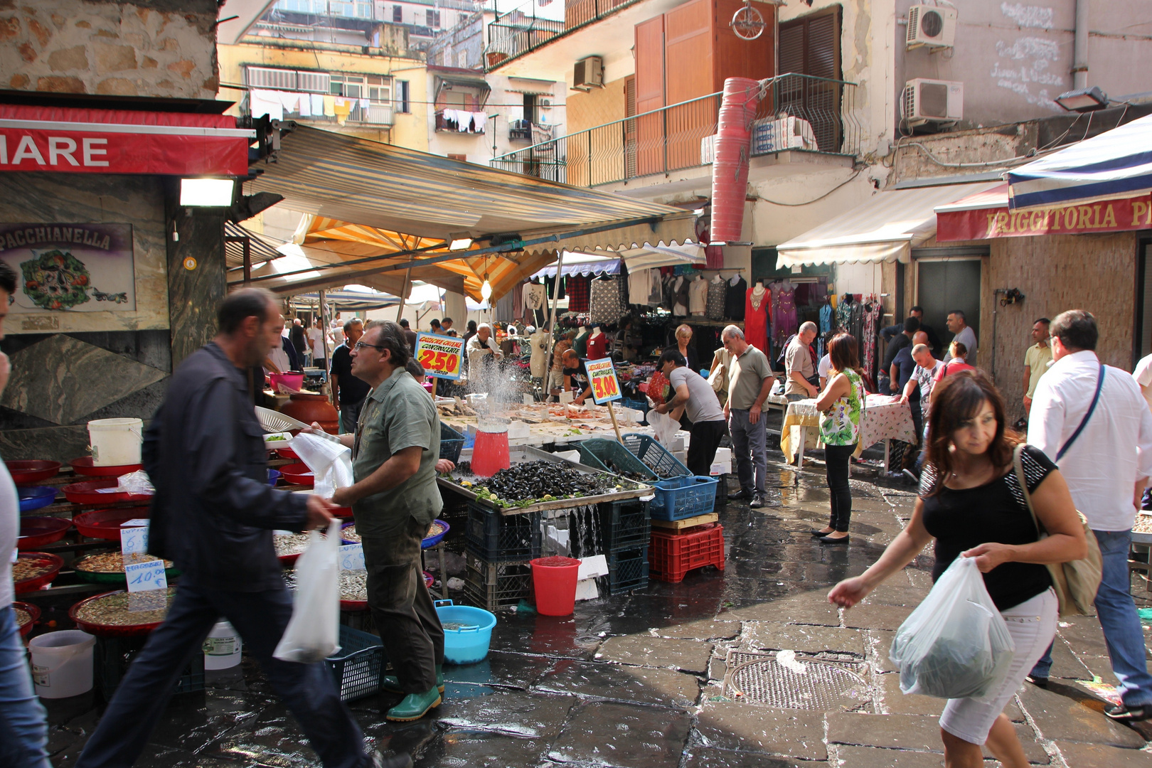 Ein Markt in Napoli