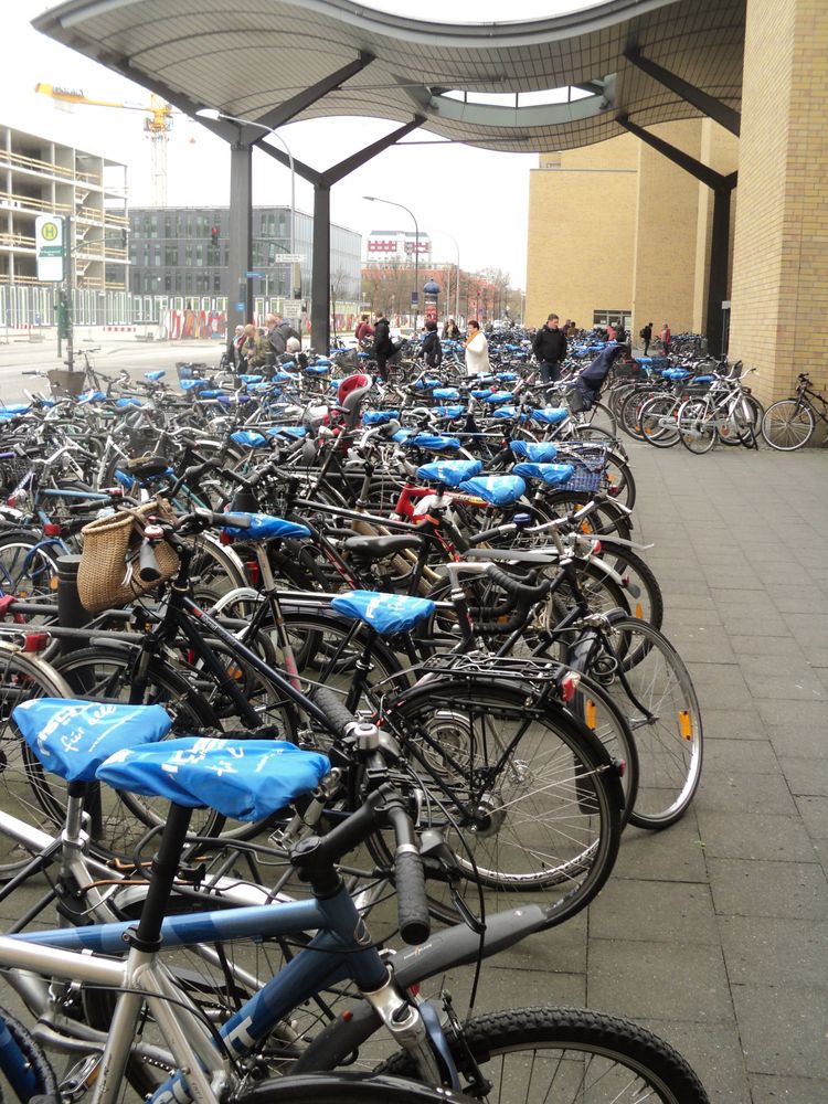 Ein "Mee"r von Fahrrädern am Potsdamer Bhf