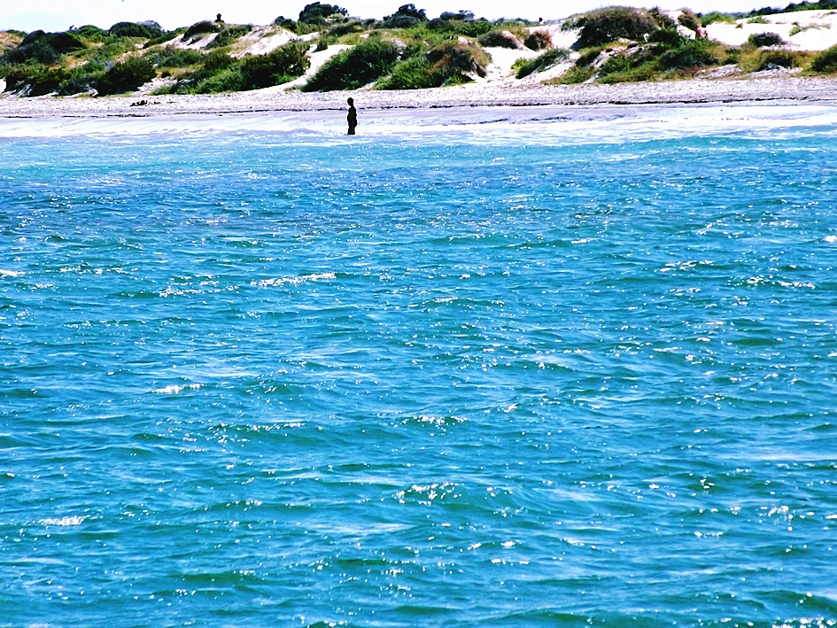 Ein Mensch, der lang im Wasser stand