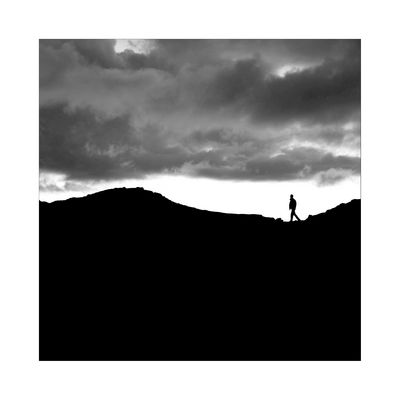 Ein Mensch, er geht an Berges Grat - gedankenfrei, es zwickt die Wad.