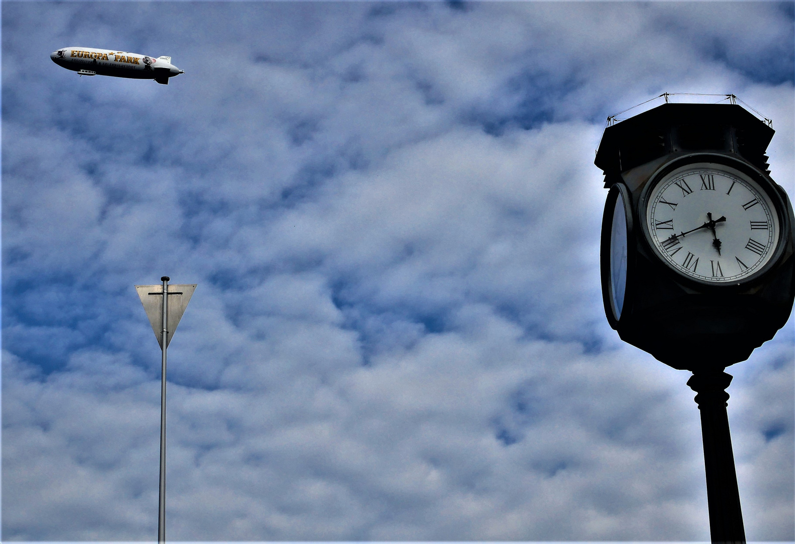 Ein merkwürdig erscheinender Blick in den Himmel.. - Und Vorfahrt hat der Zeppelin 