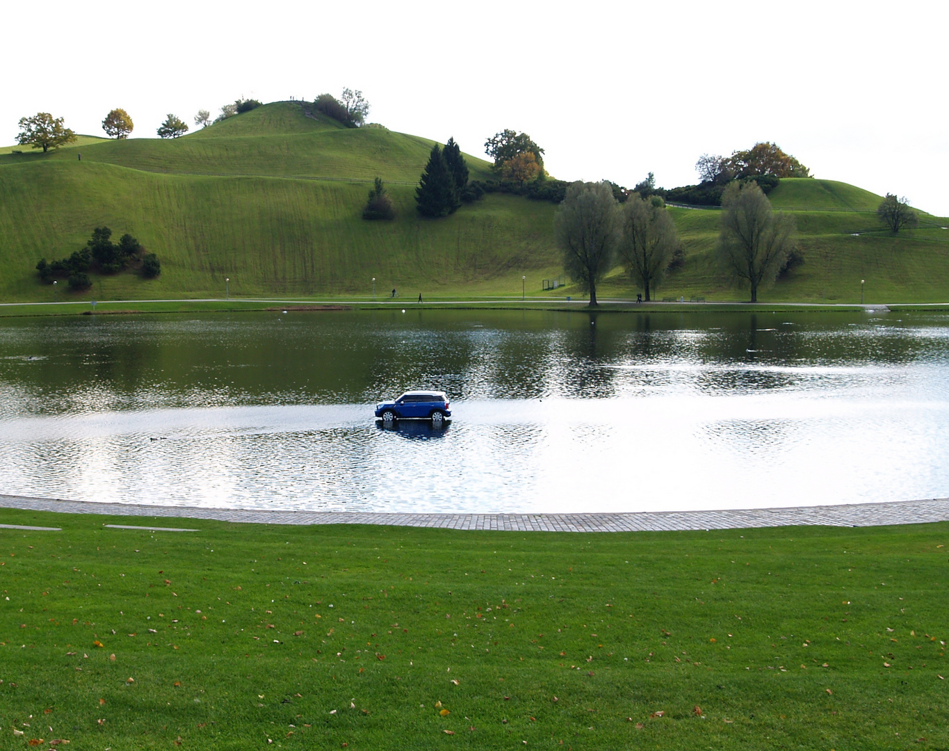 Ein Mini im Wasser