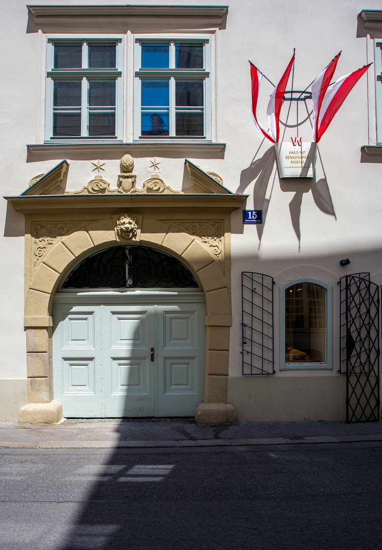 ein mix aus licht, schatten, fähnchen, fenster und türen...