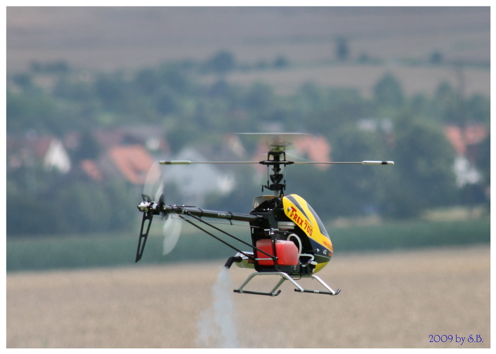 Ein Modellhubschrauber im Normalflug