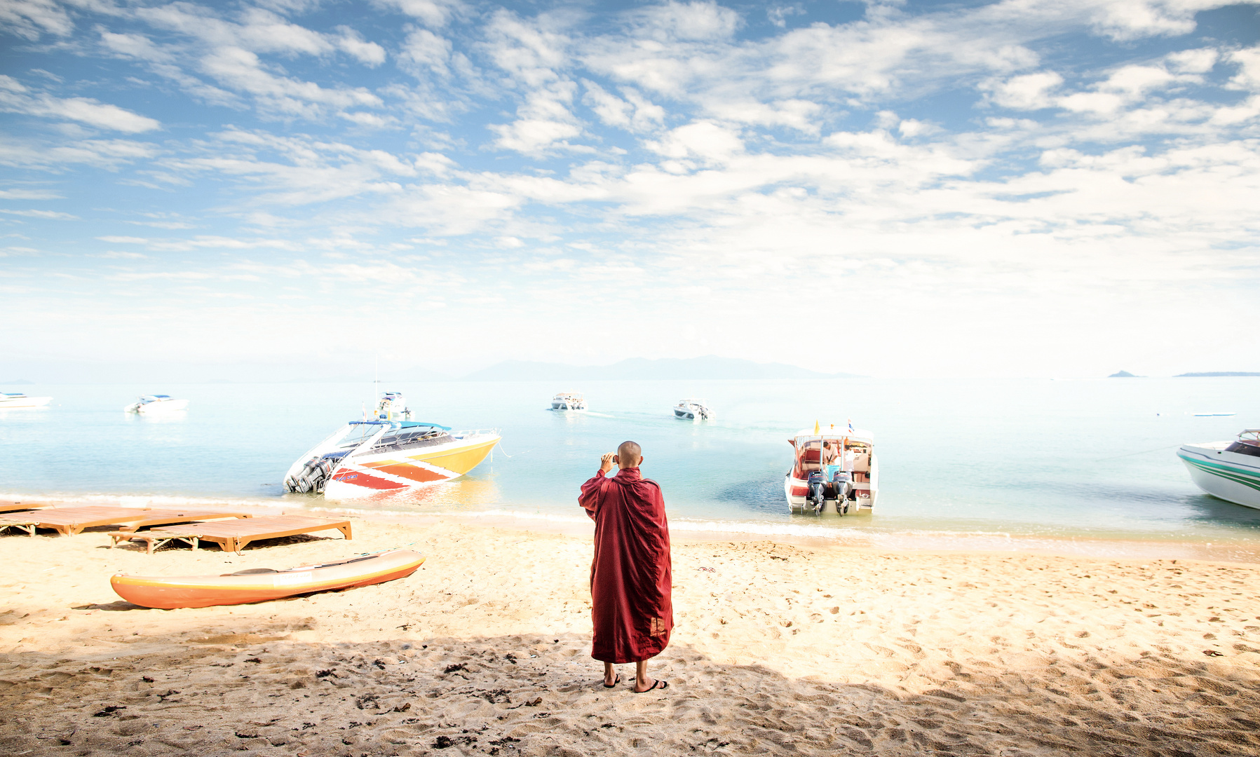 EIN MÖNCH, DER DAS MEER FOTOGRAFIERT