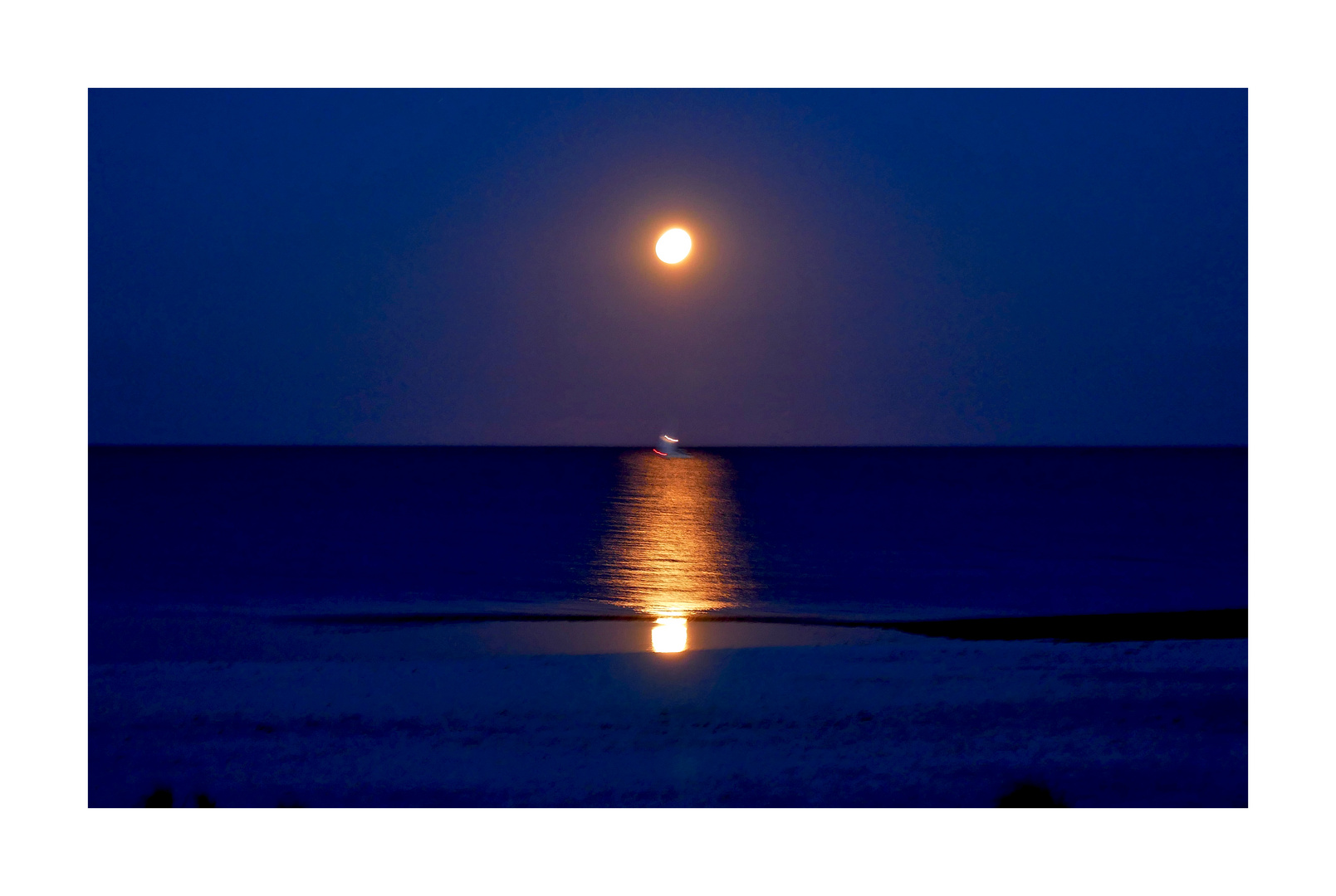 Ein Mond, gar voll, erfreut am Schein - doch da fuhr ein Boot mitten rein.