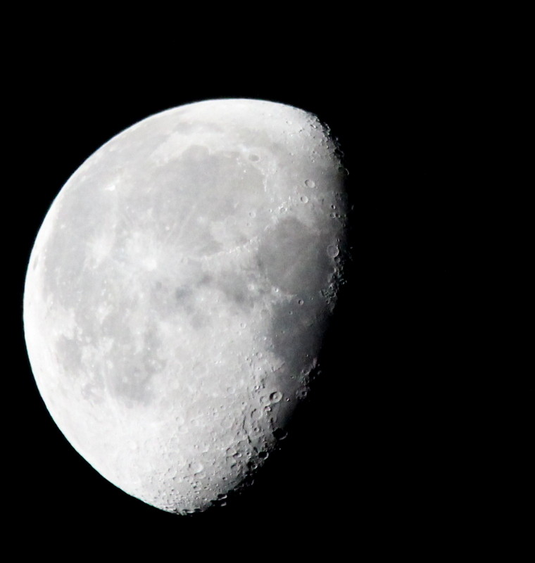 Ein Mond über einer Welt