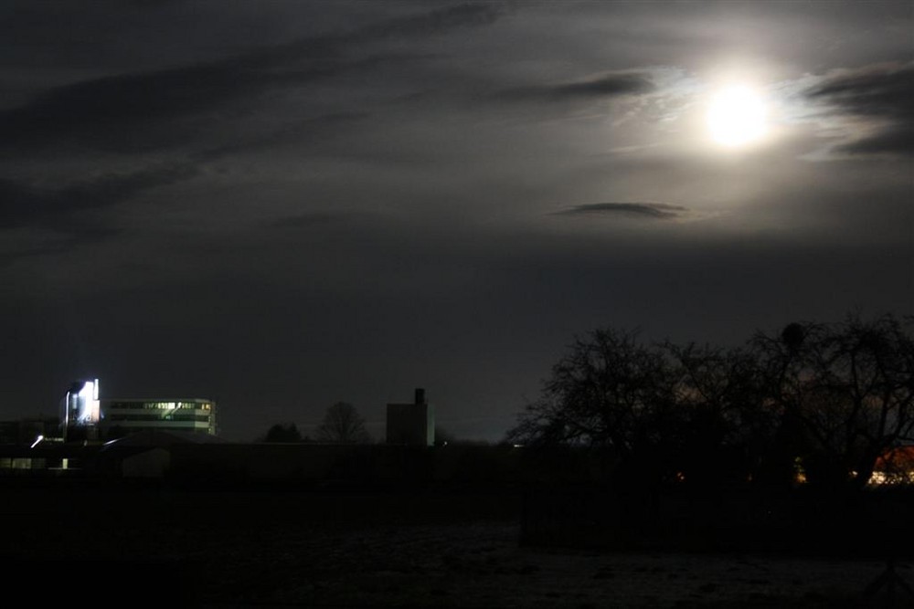 Ein Mond voller Wolken