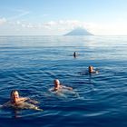 Ein morgendliches Bad vor der Kulisse des Stromboli bei 2000 m Wassertiefe