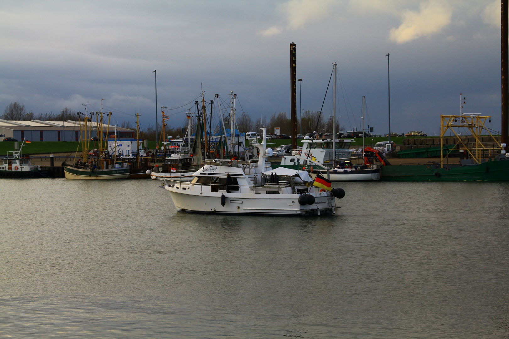 Ein Motorboot  im Hafen von Hooksiel