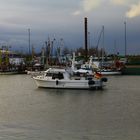 Ein Motorboot  im Hafen von Hooksiel