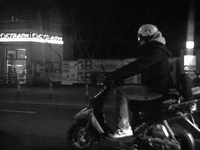 ein motorradfahrer in prenzlauer berg