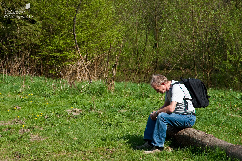 Ein müder Wanderer am Wegesrand