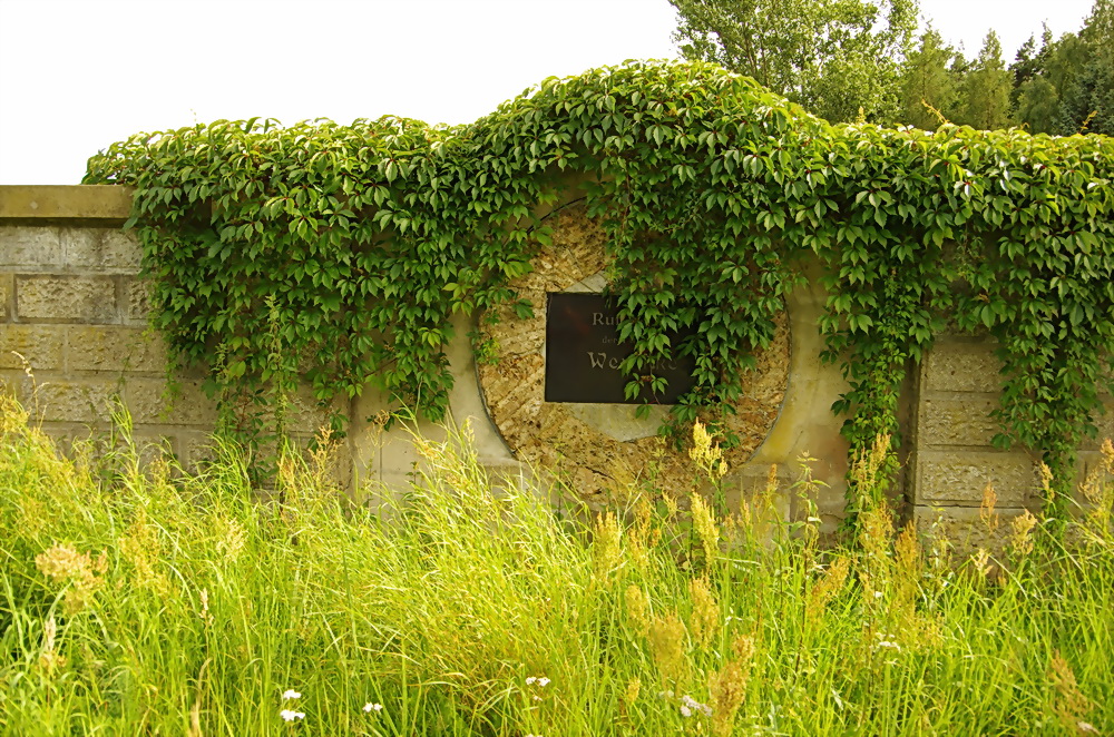 Ein Mühlenstein wurde als Grabstein bearbeitet