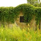 Ein Mühlenstein wurde als Grabstein bearbeitet