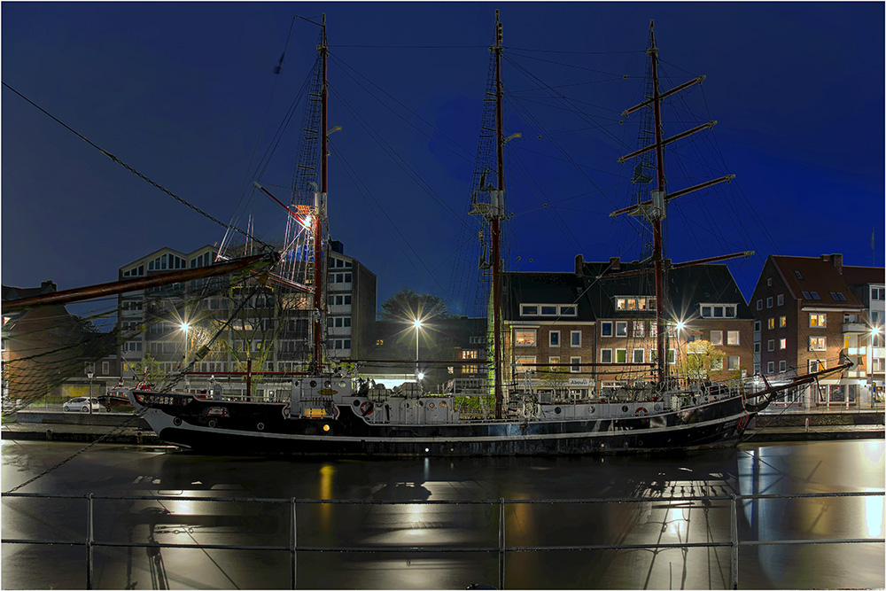 Ein Museumsschiff im Delft von Emden
