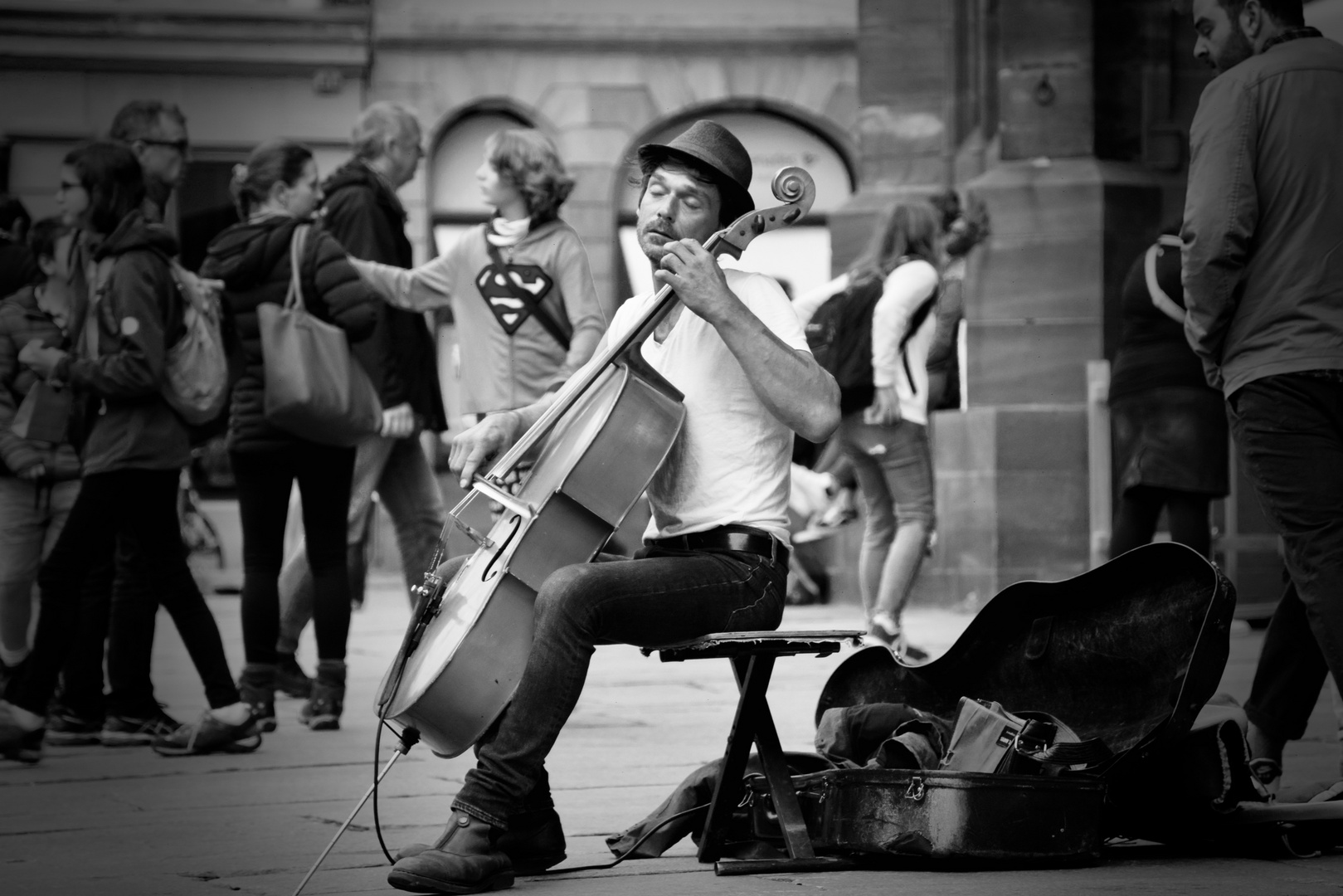 Ein Musiker ganz tief in seinem Element. 