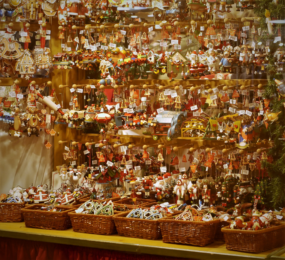 Ein Muß auf jedem Weihnachtsmarkt Der Käthe WohlfahrtStand Foto