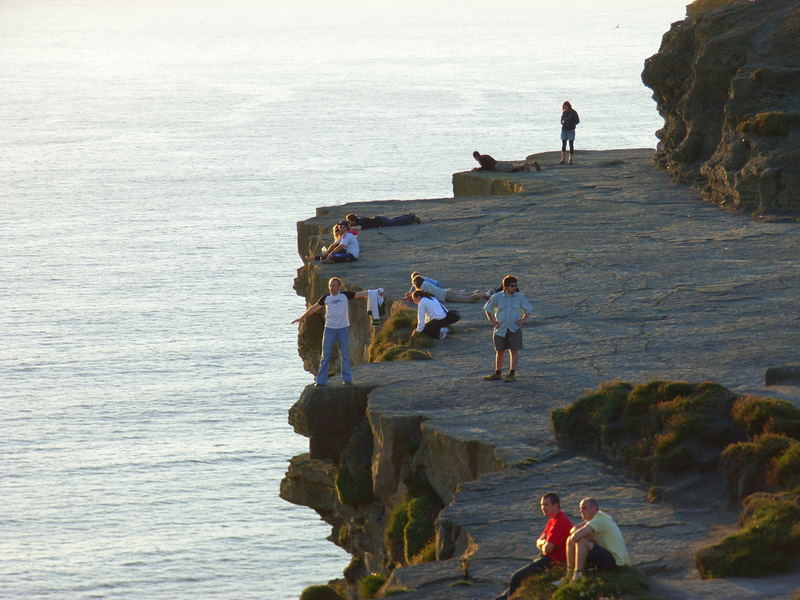 Ein Mutiger auf den Cliffs of Moher