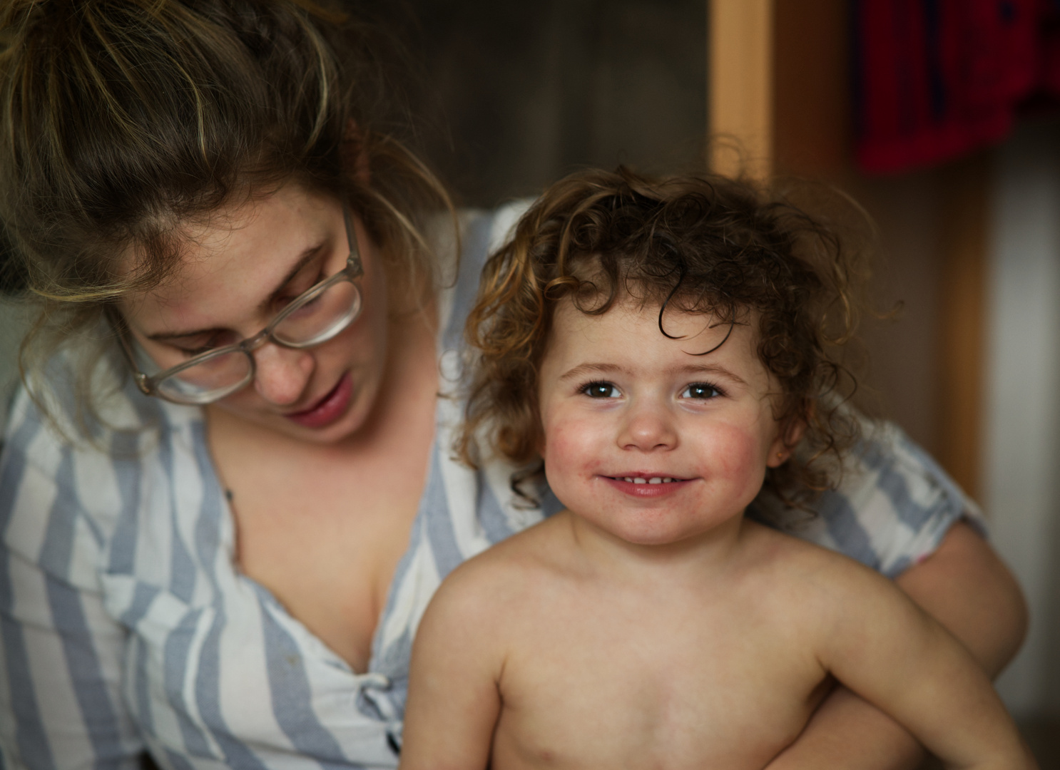 Ein Mutter und Tochter Portrait ( bei einen Babybad Fotoshooting entstanden )