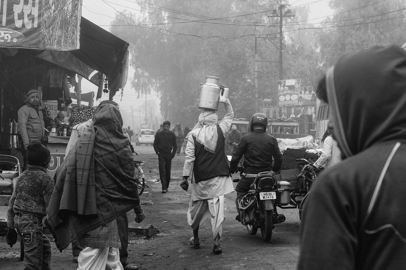 Ein nebeliger Januarmorgen in Rewari (Indien)