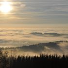 Ein Nebelmeer in der Abenddämmerung