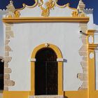 Ein Nebeneingang zur Kirche von Alvor, Algavre