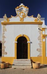 Ein Nebeneingang zur Kirche von Alvor, Algavre