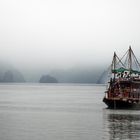 Ein nebliger Morgen in der Ha Long Bucht