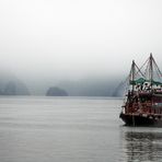 Ein nebliger Morgen in der Ha Long Bucht