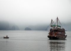 Ein nebliger Morgen in der Ha Long Bucht