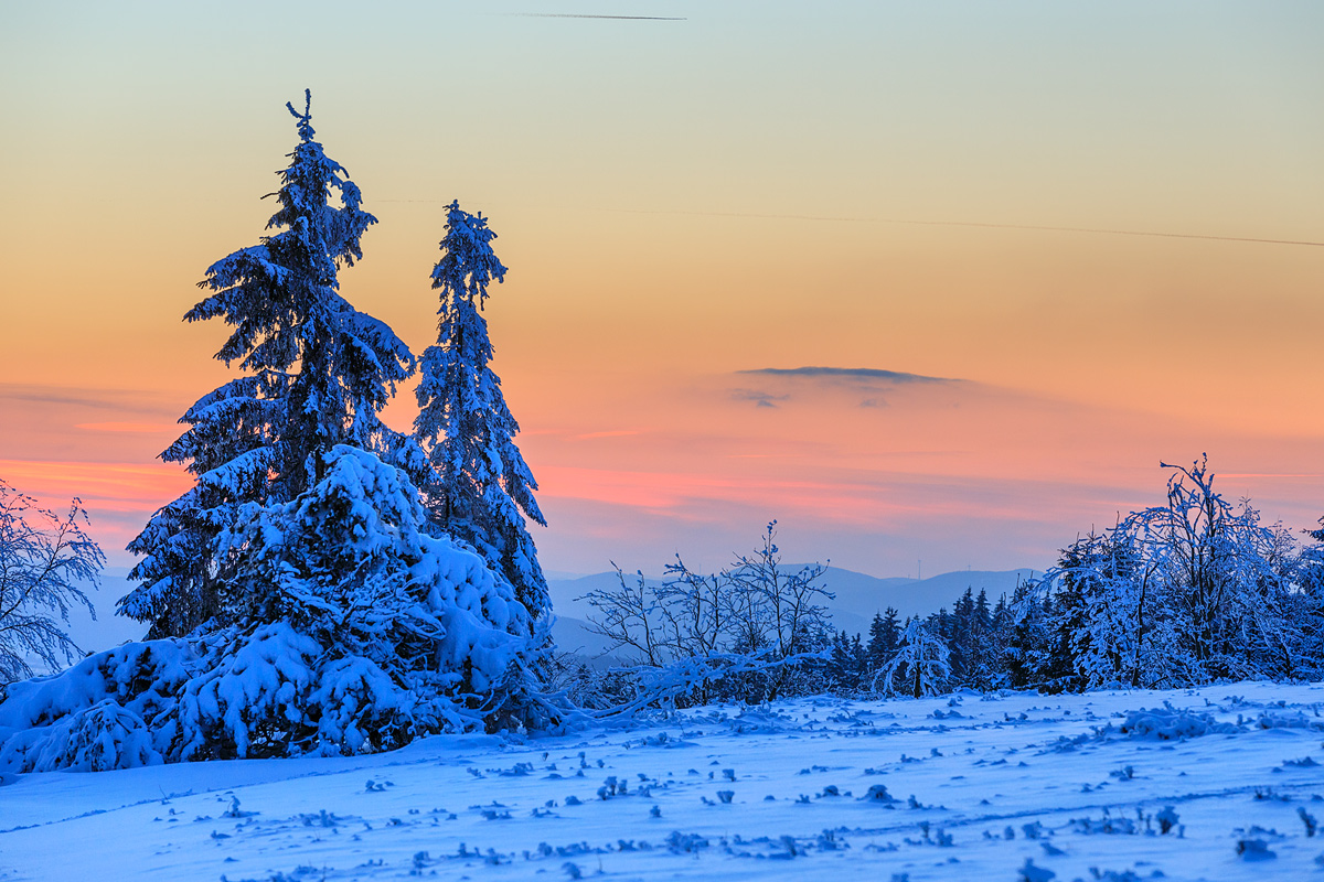 Ein neuer Berg am Abendhimmel