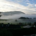 ein neuer herbstnmorgen steigt aus dem nebel in reit im winkl