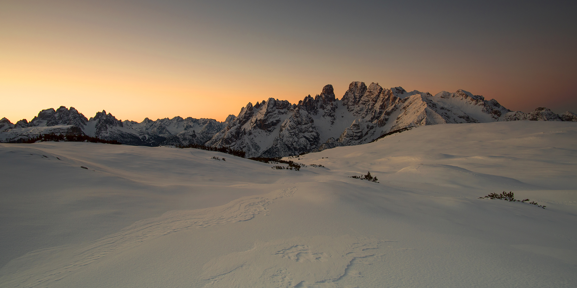 Ein neuer Morgen erhellt die Bergwelt