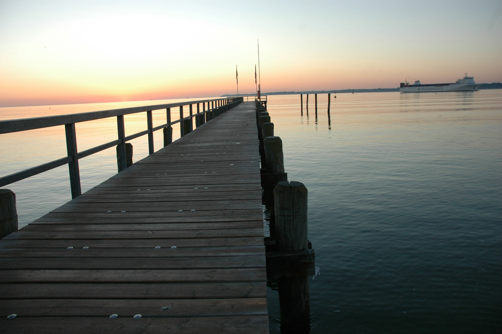 Ein neuer Sommertag am Meer