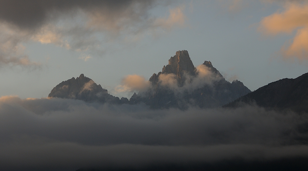 Ein neuer Tag beginnt, die Gipfel der Dreischusterspitze erwachen.