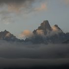Ein neuer Tag beginnt, die Gipfel der Dreischusterspitze erwachen.