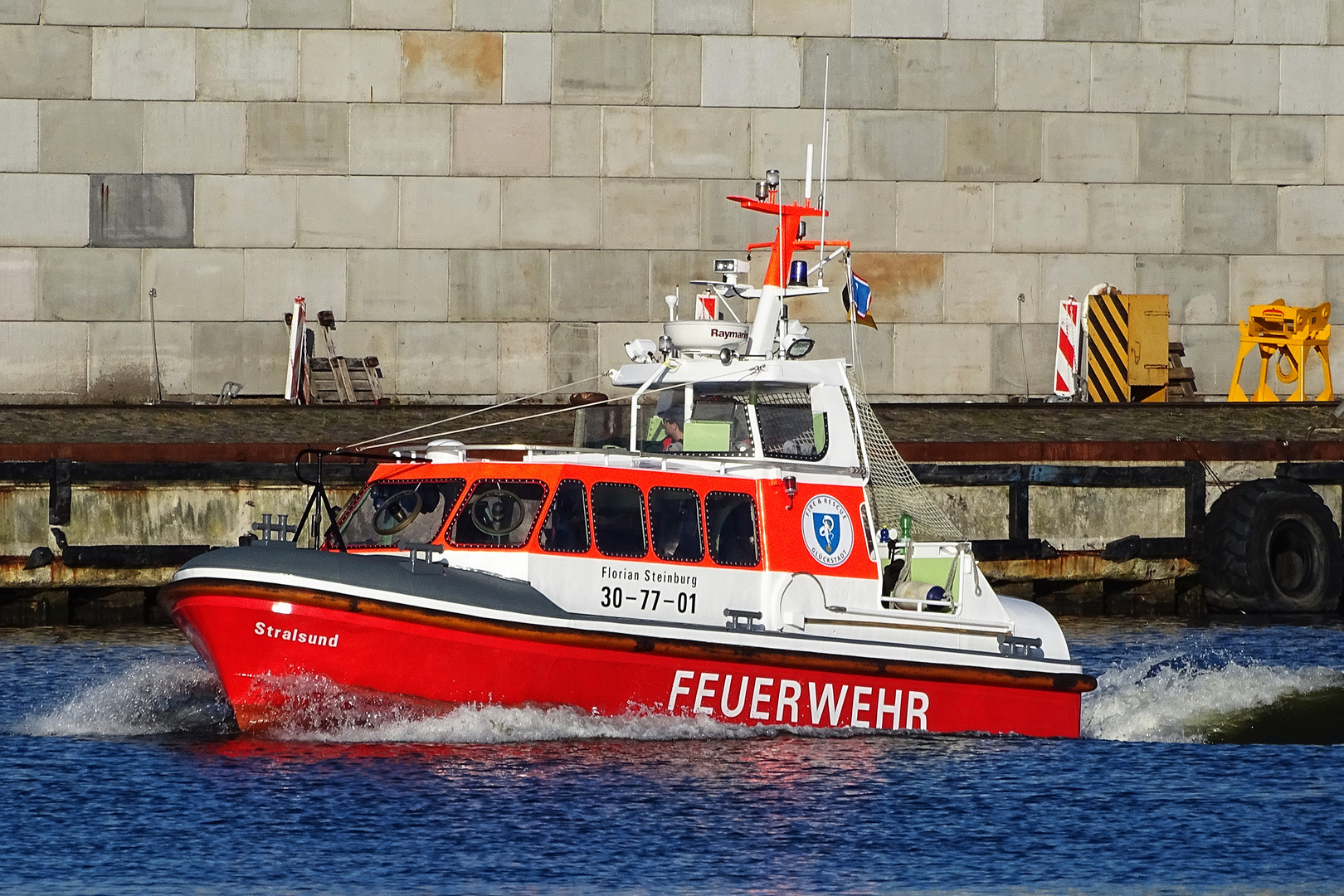 ein neues Feuerwehrwehrlöschboot