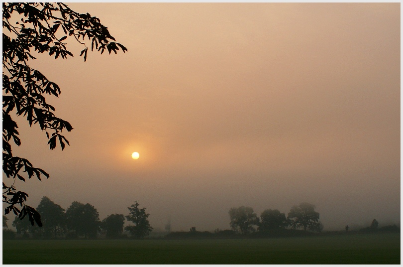 Ein Oktober-Nebel-Morgen