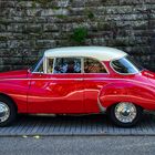 Ein Oldtimer am Parkplatz des Klosters