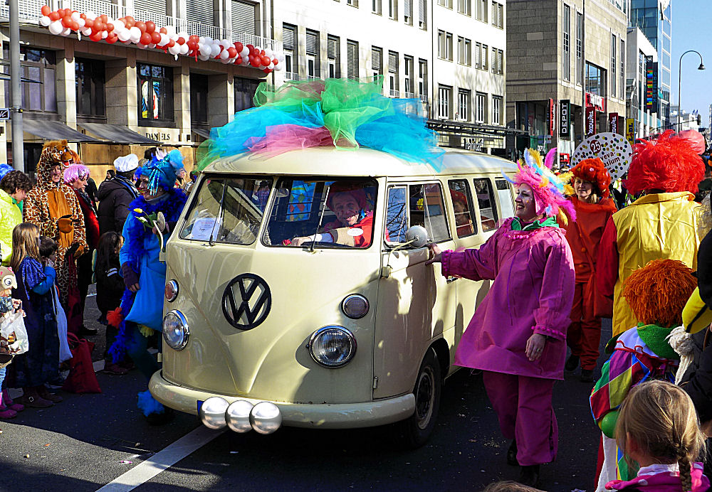 Ein Oldtimer im Kölner Karneval